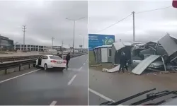 İnegöl’de İki Otomobil Çarpıştı: Savrulan Araç Prefabrik Yapıyı Parçaladı