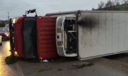 İnegöl’de Kamyon Fabrika Duvarına Çarparak Devrildi: 2 Yaralı