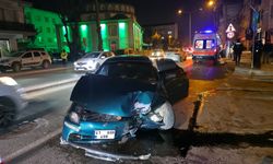 İnegöl’de otomobil direğe çarptı! 3 genç yaralandı