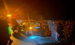 İnegöl’de Otomobil Refüje Çarptı: Yaralılar Hastaneye Gitmeyi Reddetti