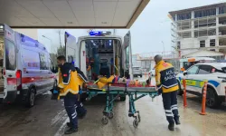 İnegöl'de Otomobil Tarlaya Uçtu: Aynı Aileden 3 Kişi Yaralandı