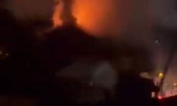 İzmit'te kullanılmayan iki katlı evin çatısı alev alev yandı