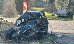 Kamyonla çarpışan otomobil demir yığınına döndü: 1 ölü, 5 yaralı