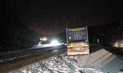 Kastamonu’da yoğun kar yağışı! Araçlar yolda mahsur kaldı