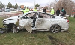 Otomobil Kavşakta Devrildi, Ortalık Savaş Alanına Döndü