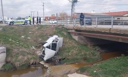 Kütahya'da otomobille çarpışan araç dereye uçtu! 3 yaralı