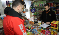 Mahallenin bakkal borcunu ödeyip, veresiye defterini yaktı