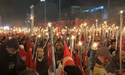 Meşaleler Çanakkale şehitleri için yandı