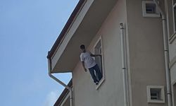 Muğla'da korku dolu anlar! Yurdun camına çıkan genç hava yastığına atladı