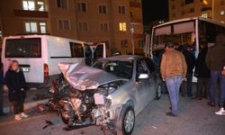 Alkollü Sürücü Park Halindeki Araçlara Çarptı: Kaza Sonrası Kavga Çıktı, 2 Yaralı