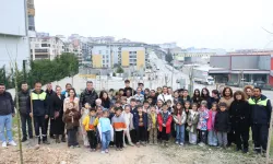 Nilüfer'de öğrenciler 29 akçaağaç fidanını toprakla buluşturdu