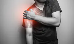 Sessiz Başlayıp Günlük Hayatı Zorlaştırıyor! Omuz Ağrısından Kurtulmak Mümkün mü?