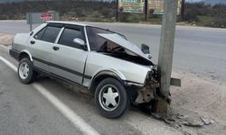 İnegöl'de otomobil direğe çarptı, 1 yaralı!