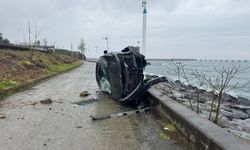 Rize’de takla atan otomobil beton bariyere çarparak denize uçmaktan kurtuldu