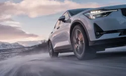 Sıcaklığa Göre Kendini Ayarlayan İlk Çivili Lastik Tanıtıldı! Kış Yollarında Yeni Dönem Başlıyor