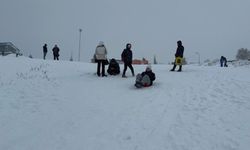 Uludağ'da etkili olan kar yağışıyla tatilciler zirveye akın etti!