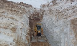 Yüksekova’da 8 metrelik kar tünelleri
