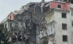 Zeytinburnu'nda bina yıkımı sırasında kopan parça çocuğun kafasına düştü! 1 ölü