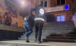 Polis yeleğiyle sosyal medyada yayın yaptı, yakalandı