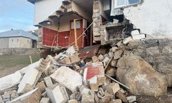 Ağrı’daki depremde köylerde bazı yapılarda hasar meydana geldi