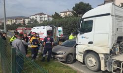 Bursa'da 4 kişilik ailenin bulunduğu otomobile kamyon çarptı!