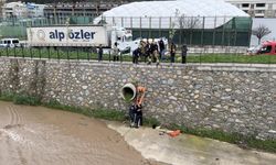 Bursa'da dereye düşen adamı ekipler kurtardı!
