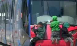 Bursa’da tramvayın arkasına tutunan çocuklar tehlike saçtı