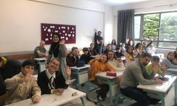 Bursa'daki okulda veliler çocuklarıyla sınava girdi!