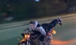 Motosiklet üzerinde canını hiçe saydı!