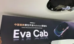 Direksiyon Yok, Sürücü Yok! Geely’den “Düşünen” Robotaksi Eva Cab Geliyor