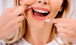 Diş İpi Nedir, Nasıl Kullanılır ve Yanlış Kullanıldığında Ağız Sağlığını Nasıl Etkiler?