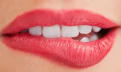 Dudak Yeme Takıntısı Nasıl Bırakılır? Farkında Olmadan Yapılan Bu Alışkanlık Neden Oluşur ve Kalıcı Olarak Nasıl Kontrol