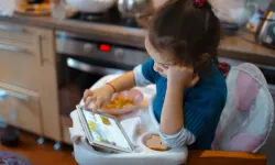 Ekran Karşısında Yemek Yiyen Çocuklar Tehlike Altında mı? Uzmanlar Aileleri Uyarıyor