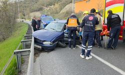 İnegöl’de Bariyere Çarpan Otomobilde 2 Kişi Yaralandı