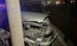 İnegöl’de Otomobil Elektrik Direğine Çarptı! 2 Yaralı