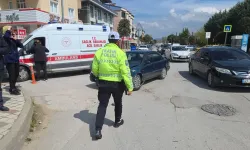 İnegöl'de Otomobil Kaldırıma Çarptı!  Yaralı İhbarı Ekipleri Seferber Etti