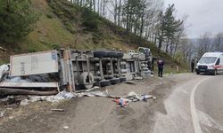 İnegöl'de su yüklü tır yamaca devrildi! 1 yaralı