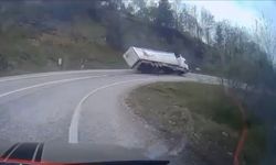 İnegöl’de Virajı Alamayan Tır Devrildi! Kaza Anı Kamerada...