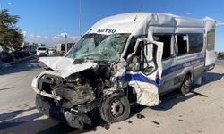 Kayseri’de İşçi Servisi ile Kamyon Çarpıştı! 8 Yaralı