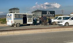 Kazadan sonra ters yöne giren minibüs hafif ticari araçla çarpıştı! 1’i çocuk 4 yaralı