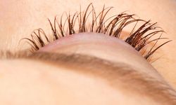Kirpikler Neden Çok Dökülür ve Kirpikler Doğal Yollarla Nasıl Güçlendirilir? Hangi Alışkanlıklar Bunu Tetikler?