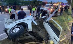 Mersin'de otomobil ikiye bölündü, 4 kişi yaralandı