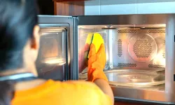 Mikrodalga Fırını İlk Günkü Gibi Yapan Doğal Yöntem! Yağ ve Kirleri Söküp Atan Basit Karışım