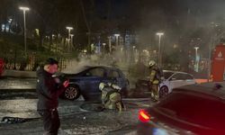 Park halindeki otomobilde yangın çıktı, alevler başka araca sıçradı