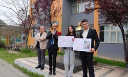 Bursa’da Öğrencilerden Anlamlı Mesaj: “Silah Değil, Çiçek Uzatılır”