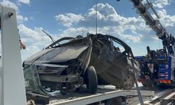 TEM’de Feci Kaza! Otomobil Levhaya Saplandı, Sürücü Yaralandı