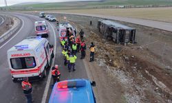 Virajı alamayan otobüs şarampole devrildi! 23 yaralı