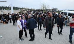 Yaralı öğrencilerin ailelerinin hastane önündeki bekleyişi sürüyor