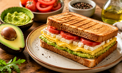 5 Dakikada Hazır, Saatlerce Tok Tutan Tarif! Avokadolu Yumurtalı Tost Kahvaltıların Yeni Gözdesi