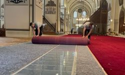Bursa Ulu Cami’de Halılar Yenileniyor